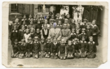 Nauczyciele i uczniowie pierwszego oddziału Szkoły Powszechnej nr 5, ul. Pałacowa 3, Białystok, 21 czerwiec 1938 r.