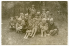 Zdjęcie grupowe na koloniach letnich, Sokółka, lata 60. XX w.