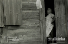 Kobieta w drzwiach do domu, Białystok, druga połowa lat 70. XX w., fot. ze zbiorów Andrzeja Trzcińskiego