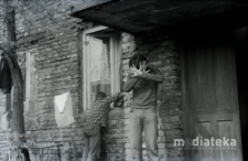 Chłopcy przed domem, Białystok, druga połowa lat 70. XX w., fot. ze zbiorów Andrzeja Trzcińskiego