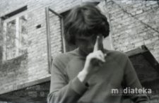 Chłopiec przed domem, Białystok, druga połowa lat 70. XX w., fot. ze zbior&oacute;w Andrzeja Trzcińskiego