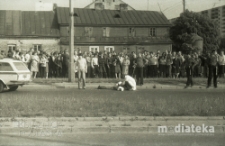 Wypadek samochodowy, ul. Feliksa Dzierżyńskiego, Białystok, druga połowa lat 70. XX w., fot. ze zbiorów Andrzeja Trzcińskiego