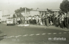 Wypadek samochodowy, ul. Feliksa Dzierżyńskiego, Białystok, druga połowa lat 70. XX w., fot. ze zbiorów Andrzeja Trzcińskiego