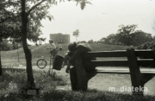Mężczyzna śpiący na ławce, Park Centralny, Białystok, druga połowa lat 70. XX w., fot. ze zbiorów Andrzeja Trzcińskiego