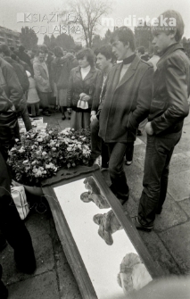 Giełda staroci, Plac XXX-lecia PRL, Białystok, ok. 1978 r., fot. ze zbiorów Andrzeja Trzcińskiego