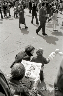 Pochód z okazji świięta 1 Maja, Aleja 1 Maja, Białystok, ok. 1978 r., fot. ze zbiorów Andrzeja Trzcińskiego