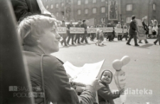 Pochód z okazji świięta 1 Maja, Aleja 1 Maja, Białystok, ok. 1978 r., fot. ze zbiorów Andrzeja Trzcińskiego