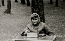 Kobieta sprzedająca losy, pochód z okazji świięta 1 Maja, Aleja 1 Maja, Białystok, ok. 1978 r., fot. ze zbiorów Andrzeja Trzcińskiego