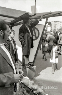 Pochód z okazji świięta 1 Maja, Aleja 1 Maja, Białystok, ok. 1978 r., fot. ze zbiorów Andrzeja Trzcińskiego