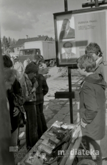Giełda staroci, Plac XXX-lecia PRL, Białystok, ok. 1978 r., fot. ze zbiorów Andrzeja Trzcińskiego