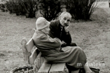 Starsze małżeństwo na ławce w parku, Białystok, ok. 1978 r., fot. ze zbiorów Andrzeja Trzcińskiego