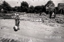 Kobieta przy ruinach domu, okolice ul. Młynowej, druga połowa lat 70. XX w., fot. ze zbiorów Andrzeja Trzcińskiego