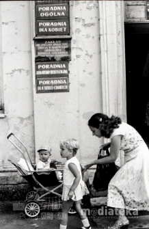 Kobieta z dziećmi, Białystok, ok. 1978 r., fot. ze zbiorów Andrzeja Trzcińskiego