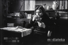 Kobieta w domu, Białystok, ok. 1978 r., fot. ze zbiorów Andrzeja Trzcińskiego
