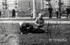 Dzieci bawiące się na trawniku, Białystok, ok. 1978 r., fot. ze zbiorów Andrzeja Trzcińskiego