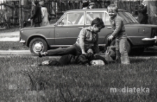 Dzieci bawiące się na trawniku, Białystok, ok. 1978 r., fot. ze zbior&oacute;w Andrzeja Trzcińskiego