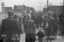 Pochód z okazji świięta 1 Maja, Aleja 1 Maja, Białystok, ok. 1978 r., fot. ze zbiorów Andrzeja Trzcińskiego