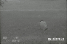 Mężczyzna siedzący w parku, Białystok, ok. 1978 r., fot. ze zbiorów Andrzej Trzcińskiego`