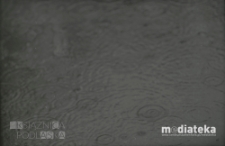 Krople deszczu na chodniku, Białystok, ok. 1978 r., fot. ze zbiorów Andrzej Trzcińskiego