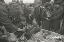 Giełda staroci, Plac XXX-lecia PRL, Białystok, ok. 1978 r., fot. ze zbiorów Andrzej Trzcińskiego