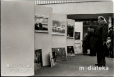 Obchody Święta Pracy 1 Maja, wystawa plenerowa, ul. Podleśna 2, Białystok, druga połowa lat 70. XX w., fot. ze zbiorów Andrzeja Trzcińskiego