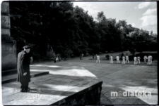 Plenerowe ćwiczenia grupy wschodnich sztuk walki, Park Plany, Białystok, druga połowa lat 70. XX w., fot. ze zbiorów Andrzeja Trzcińskiego