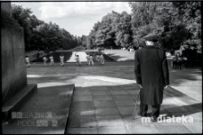 Plenerowe ćwiczenia grupy wschodnich sztuk walki, Park Plany, Białystok, druga połowa lat 70. XX w., fot. ze zbiorów Andrzeja Trzcińskiego