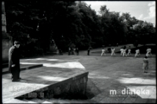 Plenerowe ćwiczenia grupy wschodnich sztuk walki, Park Plany, Białystok, druga połowa lat 70. XX w., fot. ze zbiorów Andrzeja Trzcińskiego