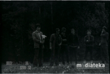 Mężczyźni w plenerze, druga połowa lat 70. XX w., fot. ze zbiorów Andrzeja Trzcińskiego