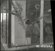 Kolejka w sklepie, Białystok, druga połowa lat 70. XX w., fot. ze zbiorów Andrzeja Trzcińskiego
