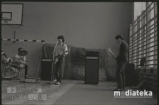 Zakończenie roku szkolnego, Liceum Og&oacute;lnokształcące nr IV im. C.K.Norwida w Białymstoku, ul. Zwierzyniecka 9A, Białystok, druga połowa lat 70. XX w., fot. ze zbior&oacute;w Andrzeja Trzcińskiego