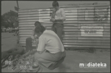 Mężczyźni na targu, Białystok, druga połowa lat 70. XX w., fot. ze zbior&oacute;w Andrzeja Trzcińskiego