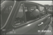 Portret mężczyzny w samochodzie, Białystok, druga połowa lat 70. XX w., fot. ze zbiorów Andrzeja Trzcińskiego