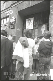 Wycieczka przed budynkiem PSS Społem, Kielce, druga połowa lat 70. XX w., fot. ze zbiorów Andrzeja Trzcińskiego