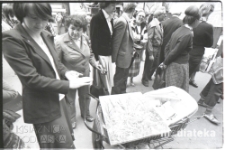 Wycieczka przed budynkiem PSS Społem, Kielce, druga połowa lat 70. XX w., fot. ze zbiorów Andrzeja Trzcińskiego