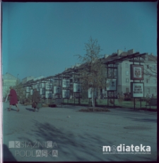 Plenerowa ekspozycja miejska, Sienkiewicza 33, Białystok, druga połowa lat 70. XX w., fot. ze zbiorów Andrzeja Trzcińskiego