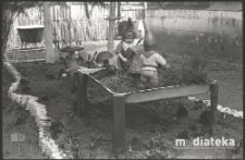 Krasnale w ogrodzie, Białystok, druga połowa lat 70. XX w., fot. ze zbiorów Andrzeja Trzcińskiego