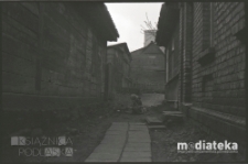 Przejście przez podwórzu, ul. Proletariacka, Białystok, druga połowa lat 70. XX w., fot. ze zbiorów Andrzeja Trzcińskiego