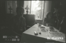 Spotkanie towarzyskie w domu, Białystok, druga połowa lat 70. XX w., fot. ze zbiorów Andrzeja Trzcińskiego