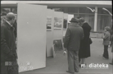 Obchody Święta Pracy 1 Maja, wystawa plenerowa, ul. Podleśna 2, Białystok, druga połowa lat 70. XX w., fot. ze zbiorów Andrzeja Trzcińskiego