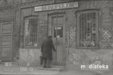 Mężczyzna przed sklepem monopolowym, Białystok, ok. 1978 r., fot. ze zbiorów Andrzej Trzcińskiego