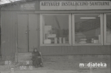 Kobieta przed sklepem z artykułami instalacyjno-sanitarnymi, Rynek Sienny, Białystok, ok. 1978 r., fot. ze zbiorów Andrzej Trzcińskiego