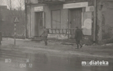 Mężczyźni niosący drabinę, Białystok, ok. 1978 r., fot. ze zbiorów Andrzej Trzcińskiego