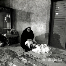 Kobieta sprzedająca bieliznę przed Halą Mięsną, ul. Generała J&oacute;zefa Bema, Białystok, druga połowa lat 70. XX w., fot. ze zbior&oacute;w Andrzeja Trzcińskiego