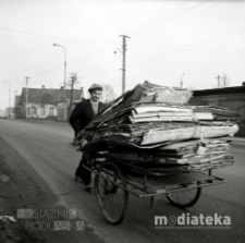 Człowiek idący ulicą z makulaturą na wózku, okolice ul. Młynowej, Białystok, druga połowa lat 70. XX w., fot. ze zbiorów Andrzeja Trzcińskiego