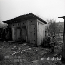 Dzieci na podwórzu, okolice ul. Młynowej, Białystok, druga połowa lat 70. XX w., fot. ze zbiorów Andrzeja Trzcińskiego