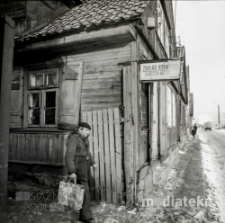 Budynek drewniany. Zakład krawiecki damsko- męski, ul. Młynowa 22, Białystok, druga połowa lat 70. XX w., fot. ze zbiorów Andrzeja Trzcińskiego