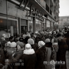 Kolejka do sklepu "22 lipca", gdzie sprzedawano czekoladę Wedel, ul. Edwarda Próchniaka (obecnie ul. Władysława Liniarskiego 5), Białystok, druga połowa lat 70. XX w., fot. ze zbiorów Andrzeja Trzcińskiego