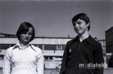 Młodzież na tle budynku Szkoły Podstawowej nr 6, ul. Wesoła 11A, Białystok, maj 1978 r., fot. ze zbiorów Andrzeja Trzcińskiego