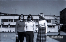 Młodzież na tle budynku Szkoły Podstawowej nr 6, ul. Wesoła 11A, Białystok, maj 1978 r., fot. ze zbiorów Andrzeja Trzcińskiego
